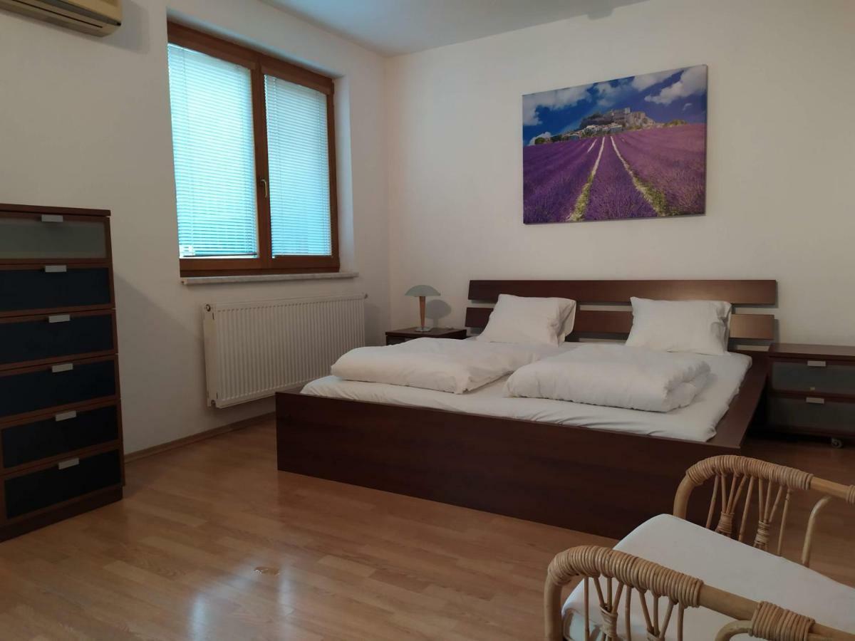 Kate & Jenny - Two-Level Apartment In The Old Town Bratislava Extérieur photo